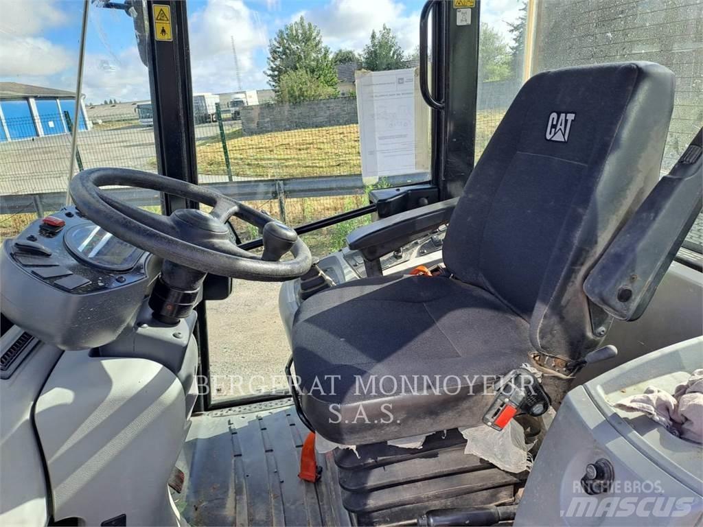 CAT 906M Kolesové nakladače