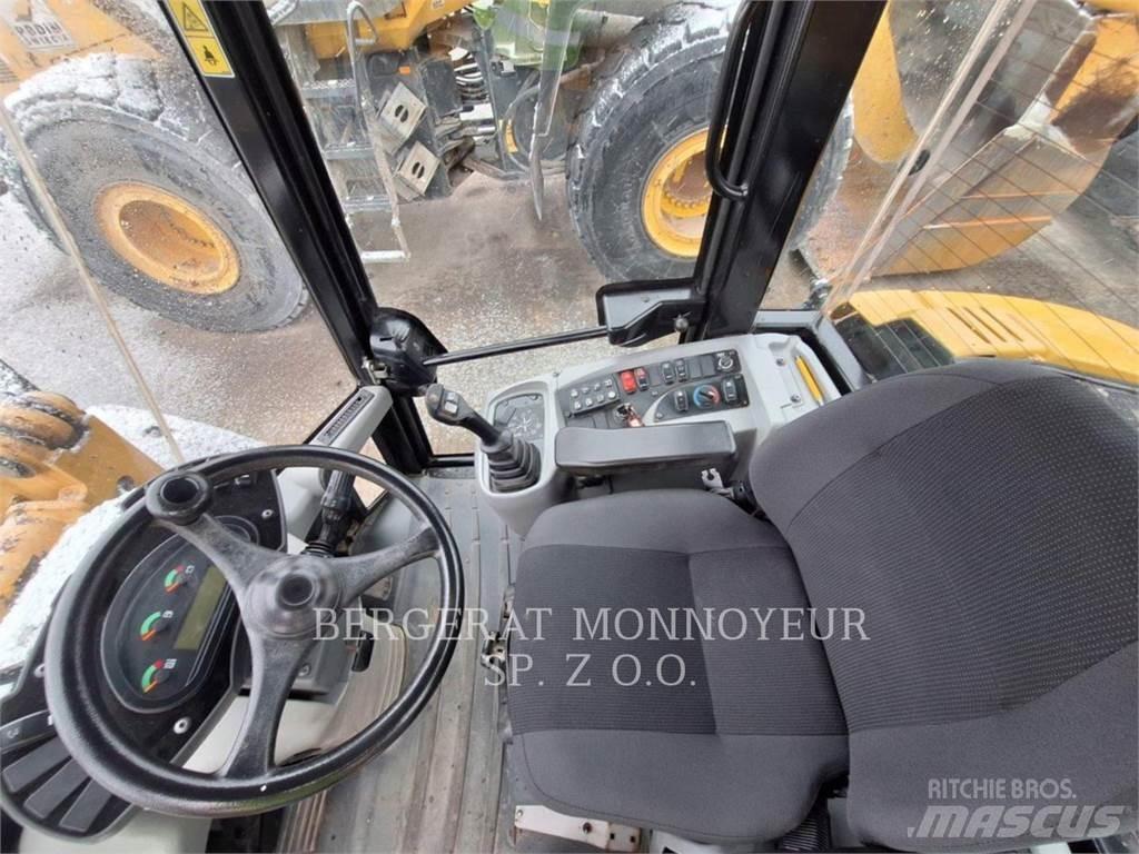 CAT 906M Kolesové nakladače