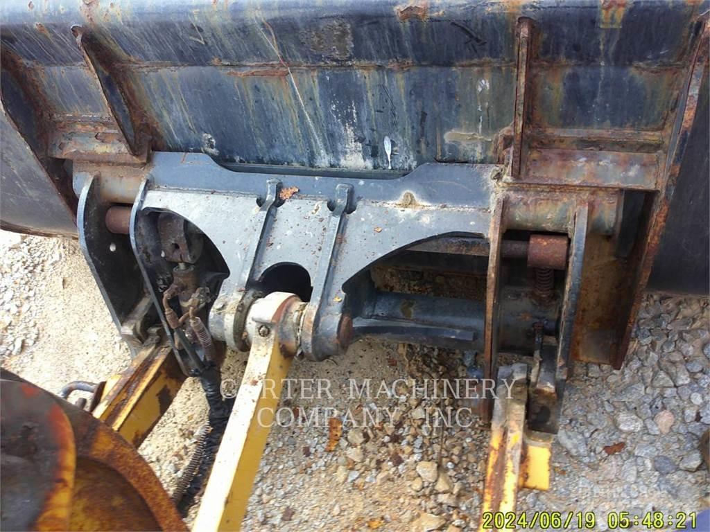 CAT 906M Kolesové nakladače