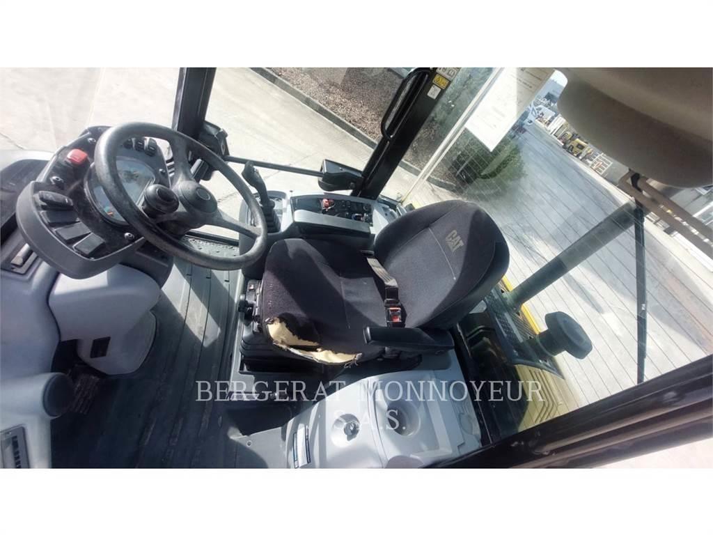 CAT 906M Kolesové nakladače