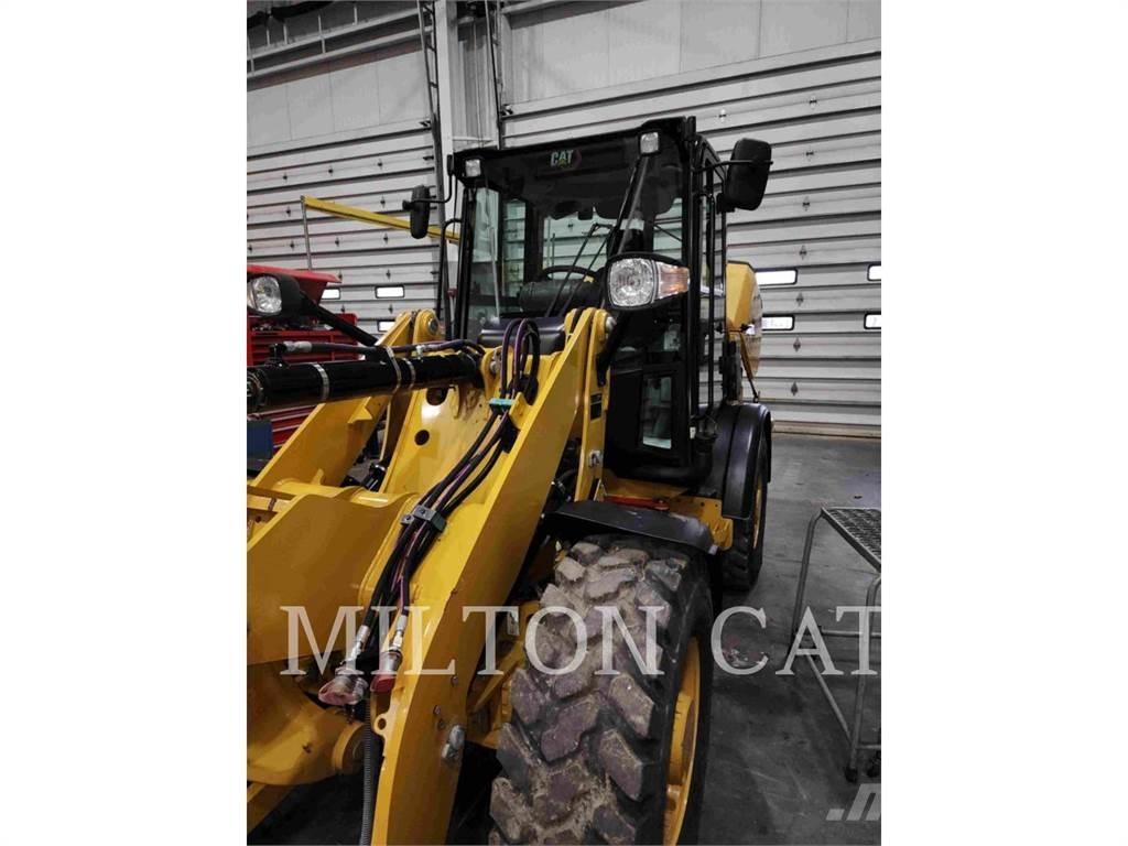 CAT 906M Kolesové nakladače