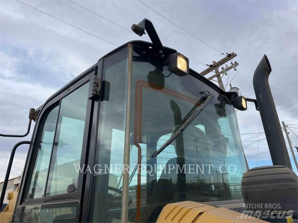CAT 906M Kolesové nakladače