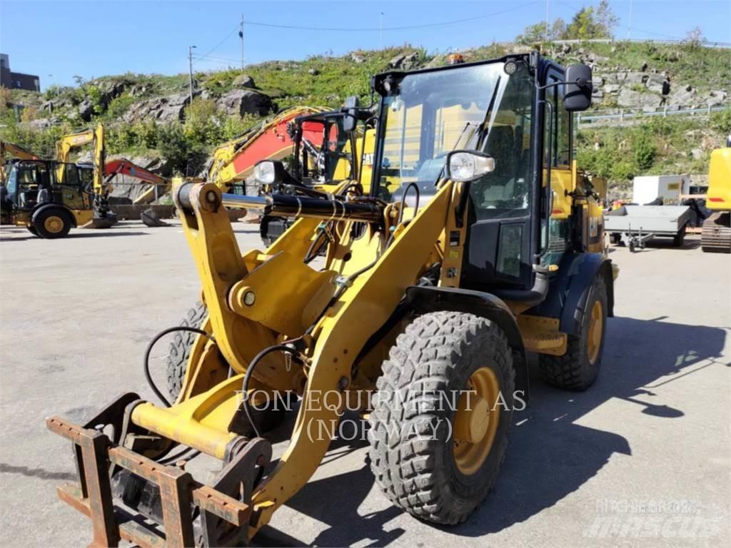 CAT 906M Kolesové nakladače
