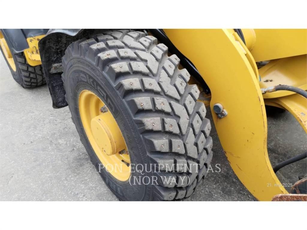CAT 906M Kolesové nakladače