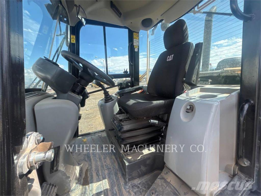 CAT 906M Kolesové nakladače