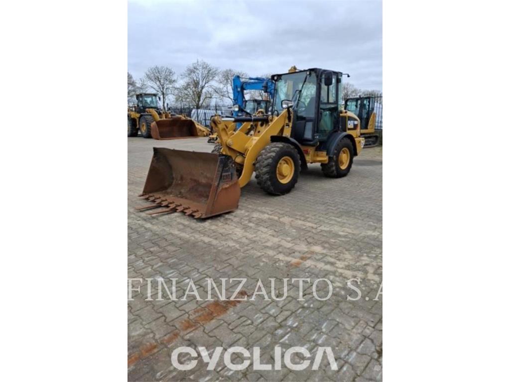 CAT 906M Kolesové nakladače