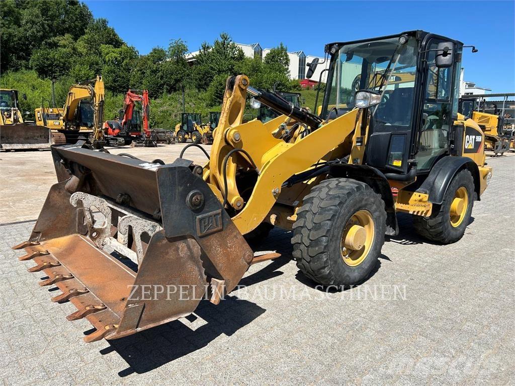 CAT 906M Kolesové nakladače