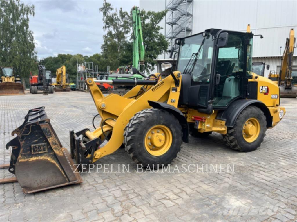 CAT 906M Kolesové nakladače
