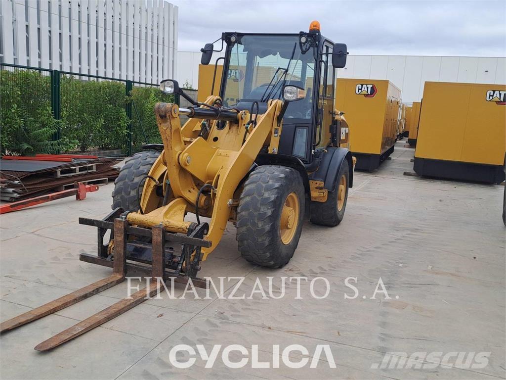 CAT 906M Kolesové nakladače