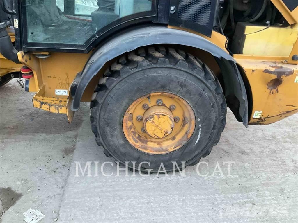 CAT 906M AR Kolesové nakladače