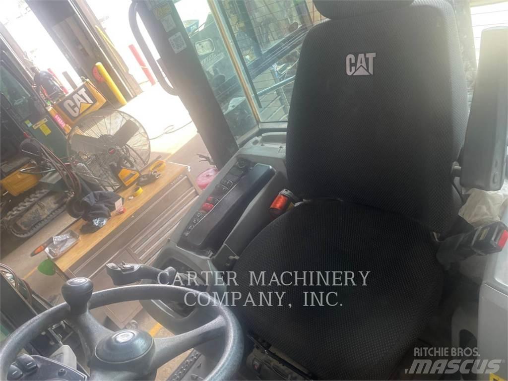 CAT 908M Kolesové nakladače