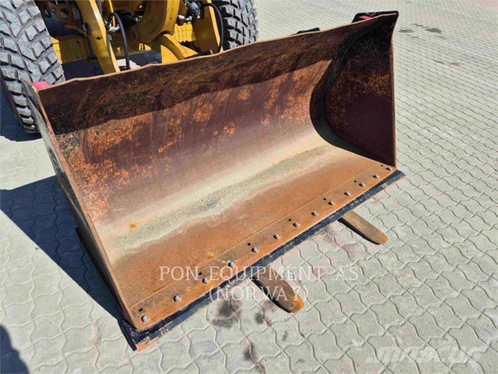 CAT 908M Kolesové nakladače