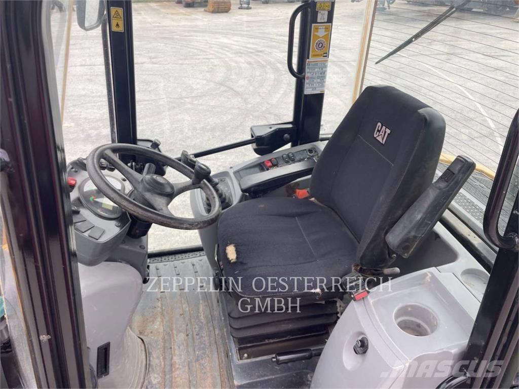 CAT 908M Kolesové nakladače