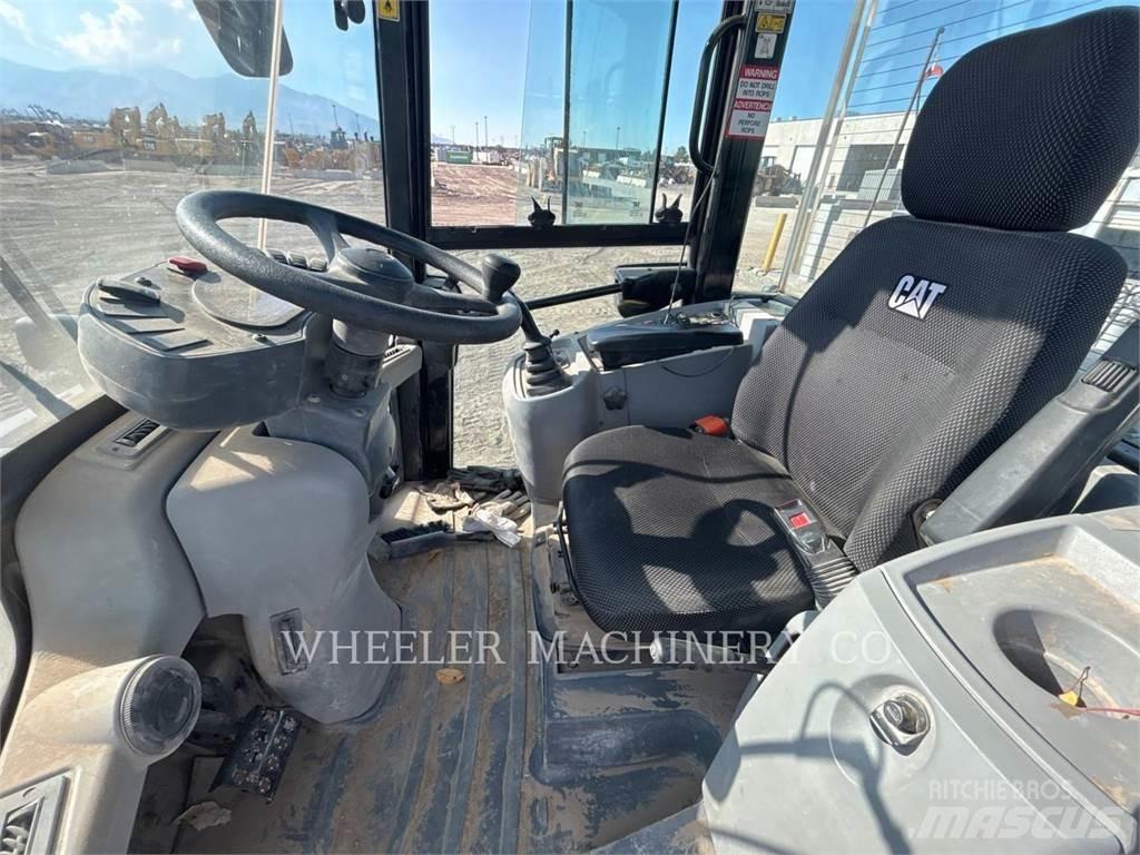 CAT 910M Kolesové nakladače