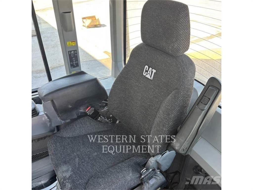 CAT 926M Kolesové nakladače