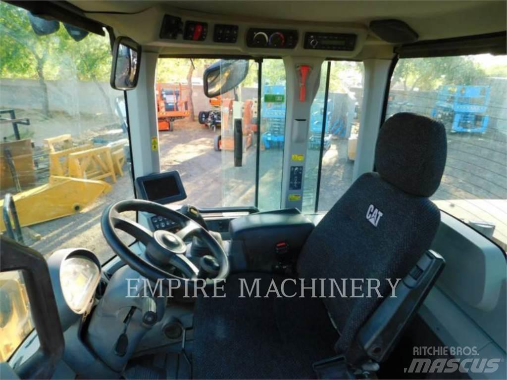 CAT 930M Kolesové nakladače