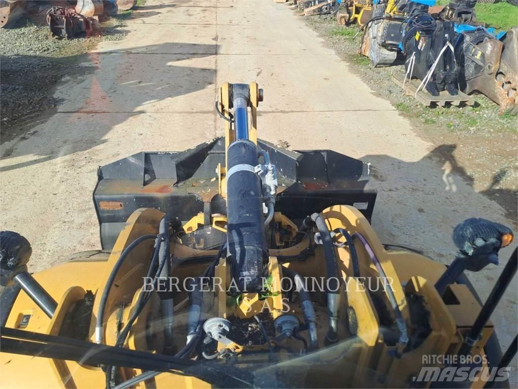 CAT 930M Kolesové nakladače