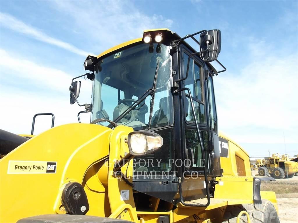 CAT 930M Kolesové nakladače