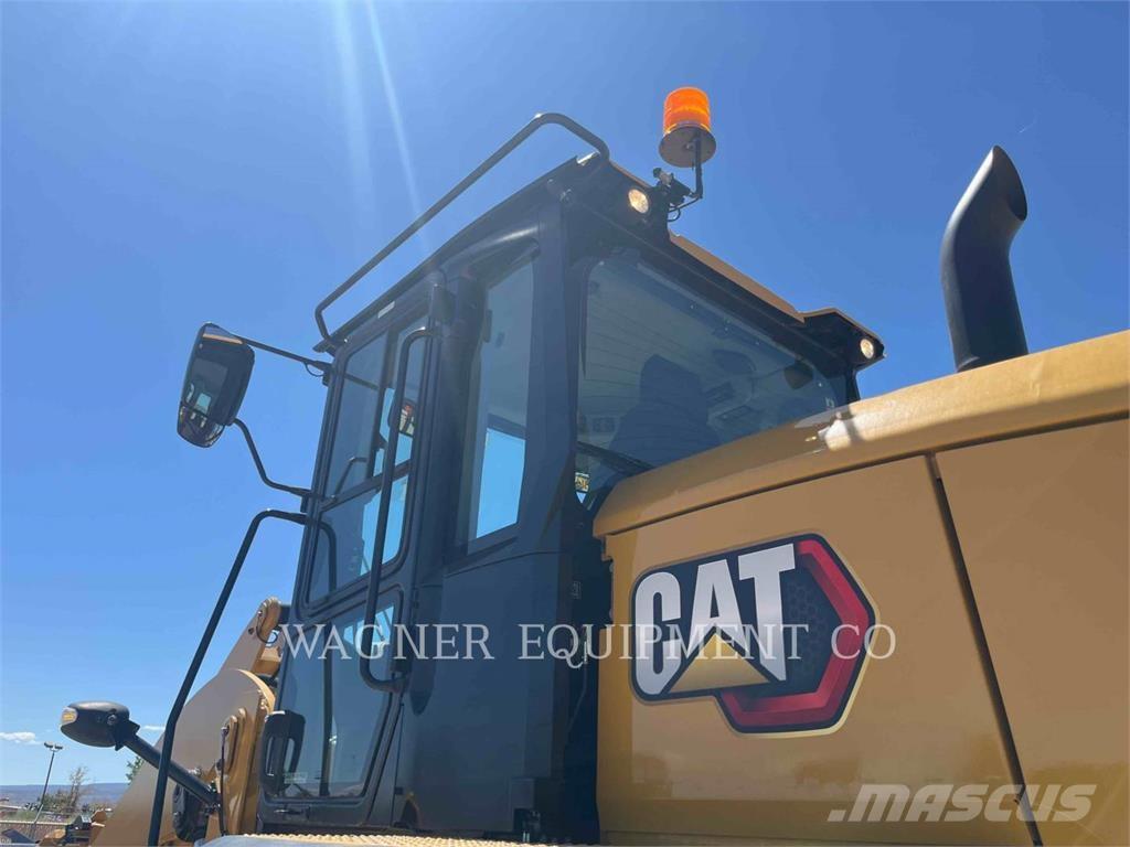 CAT 930M Kolesové nakladače