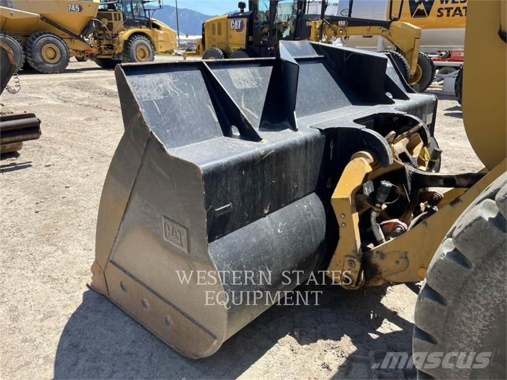 CAT 930M Kolesové nakladače