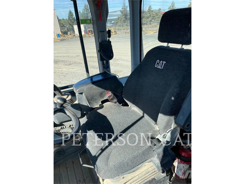 CAT 930M Kolesové nakladače