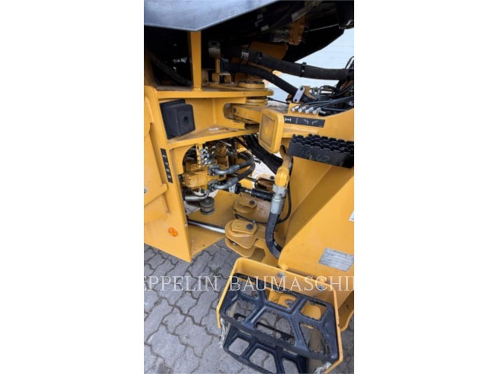 CAT 930M Kolesové nakladače