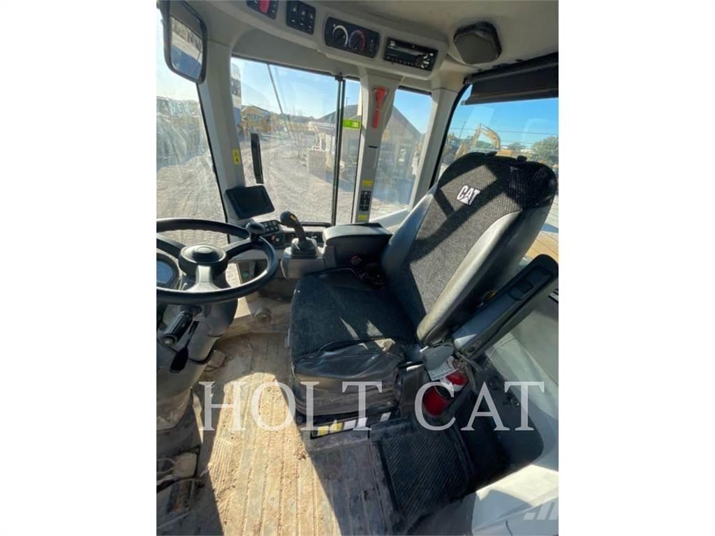 CAT 938M Kolesové nakladače