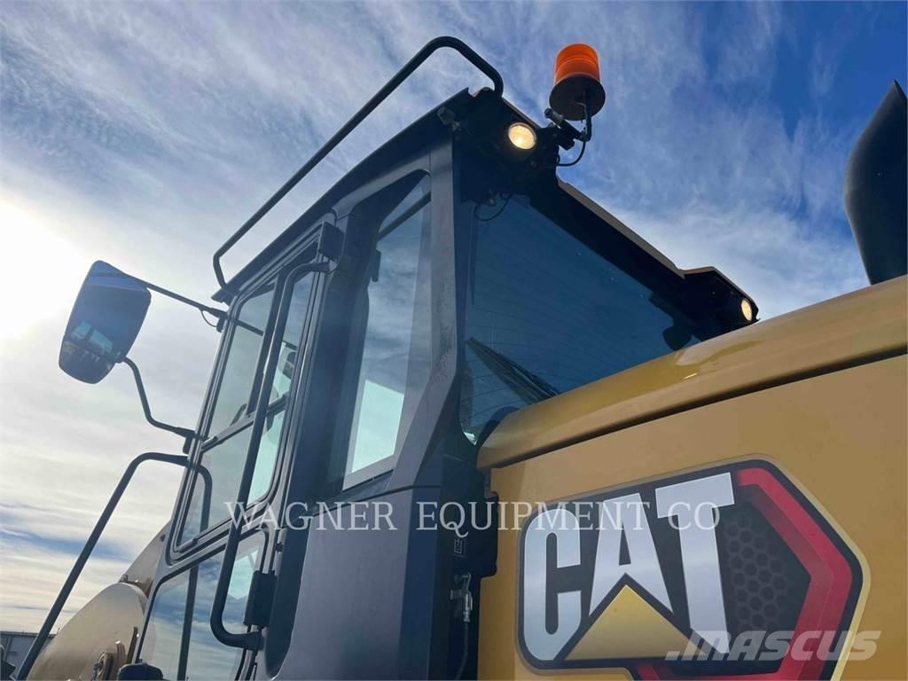 CAT 938M Kolesové nakladače