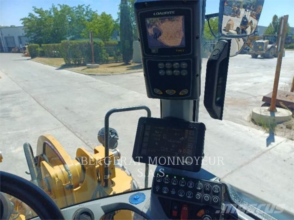 CAT 938M Kolesové nakladače