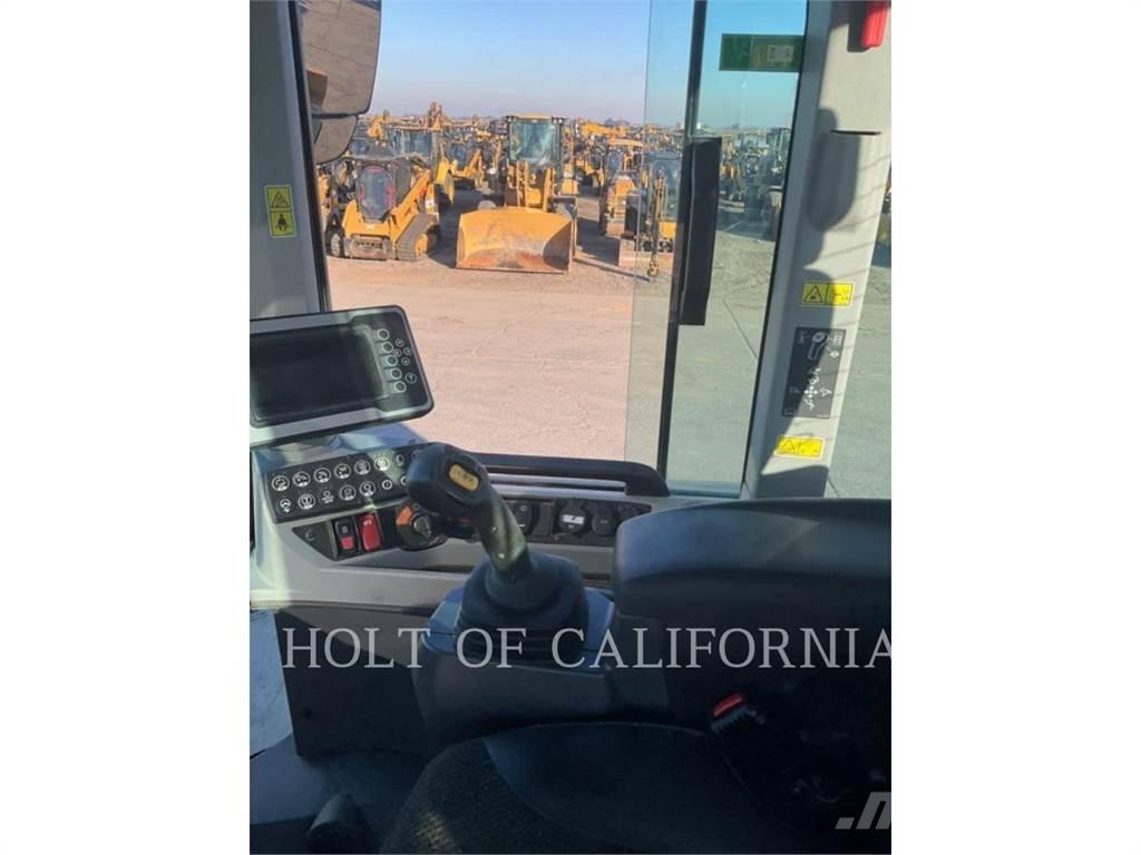 CAT 938M Kolesové nakladače