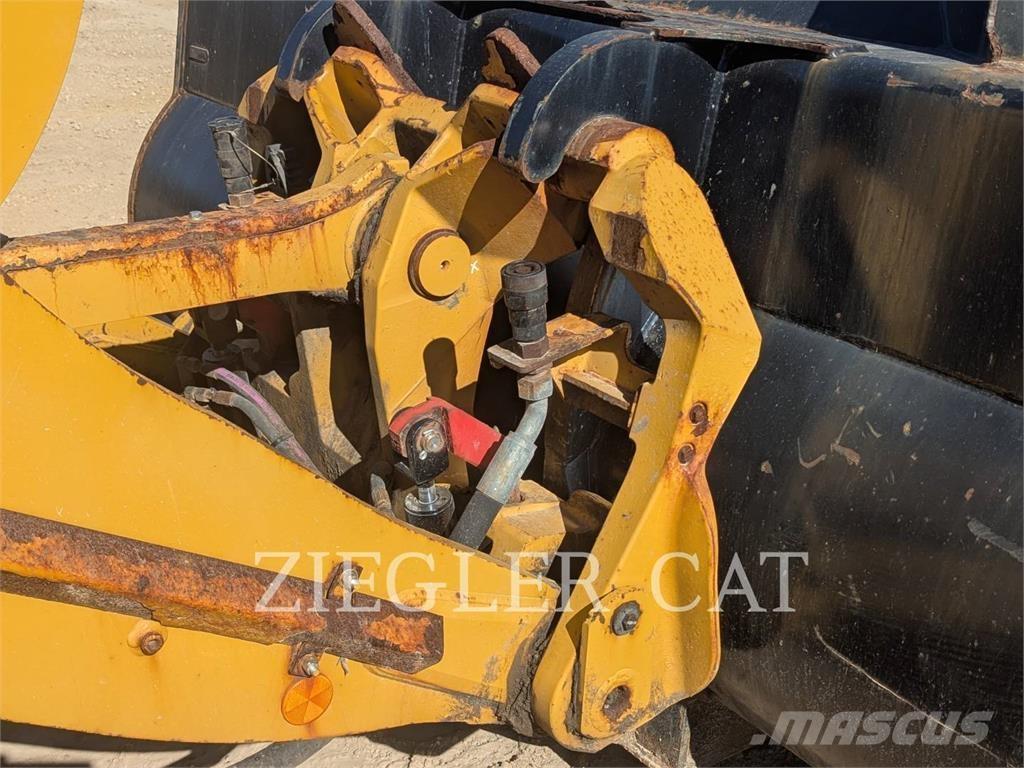 CAT 938M Kolesové nakladače