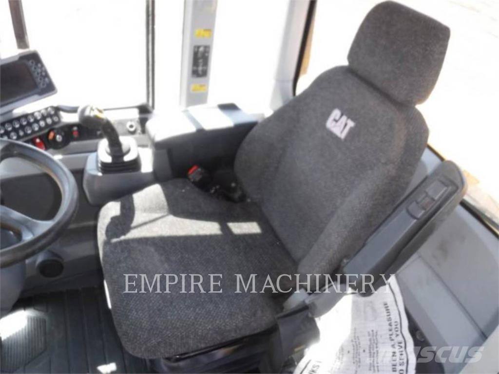 CAT 938M Kolesové nakladače