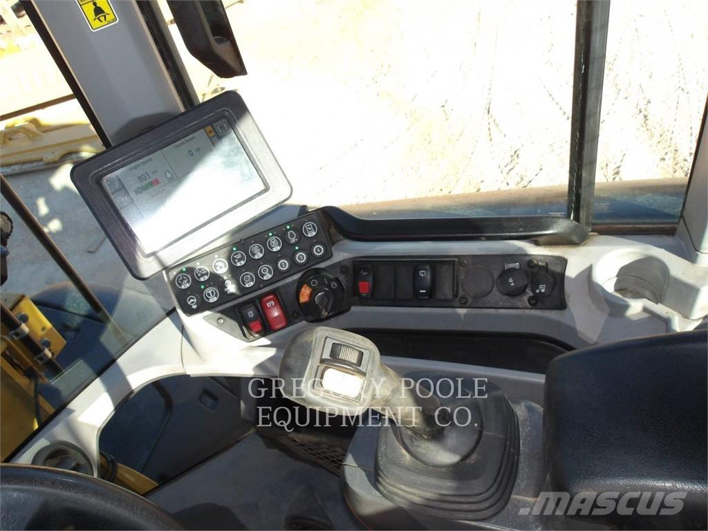 CAT 938M Kolesové nakladače