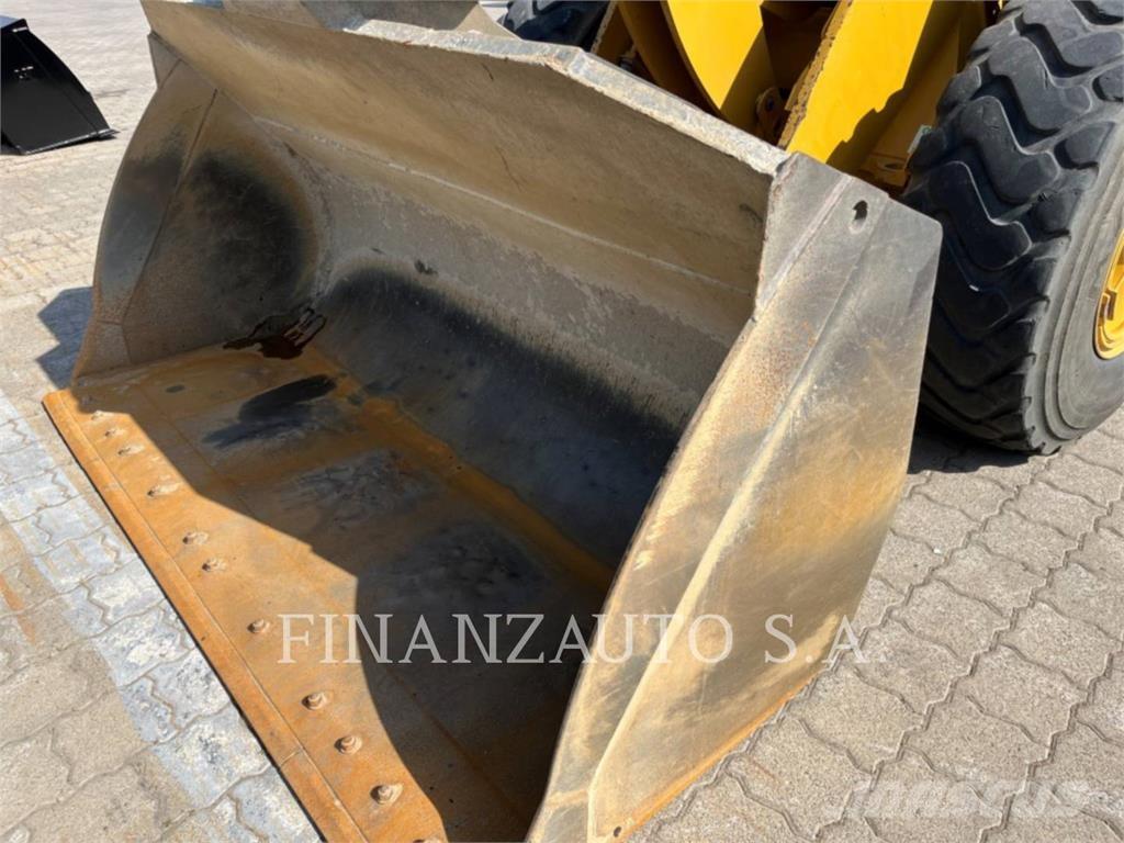 CAT 938M Kolesové nakladače