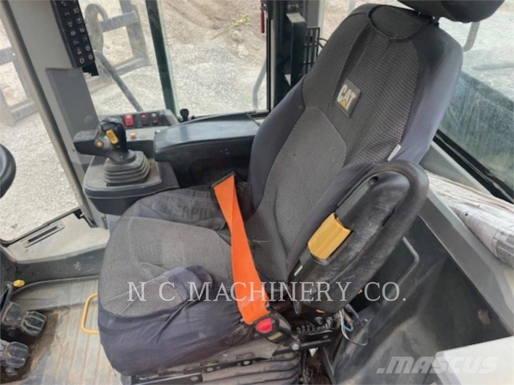 CAT 950M Kolesové nakladače