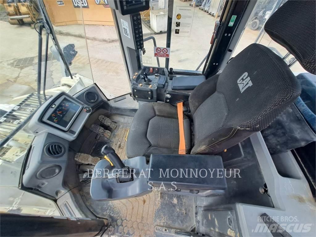 CAT 966M Kolesové nakladače