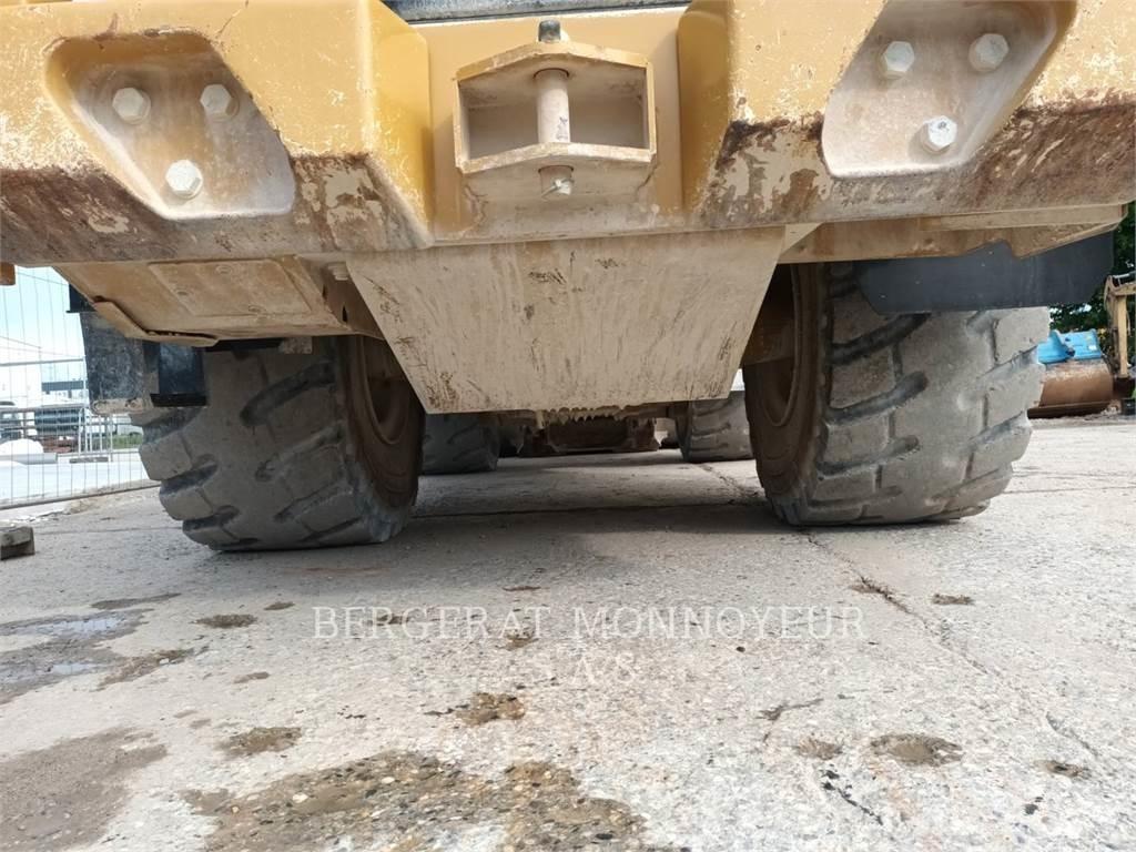 CAT 966M Kolesové nakladače