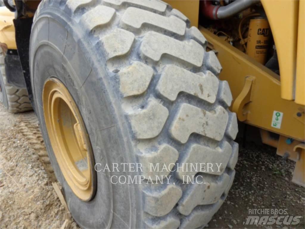 CAT 966M Kolesové nakladače