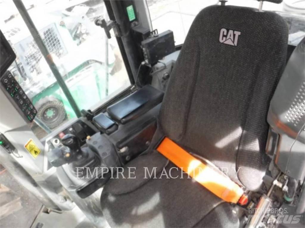 CAT 966M Kolesové nakladače