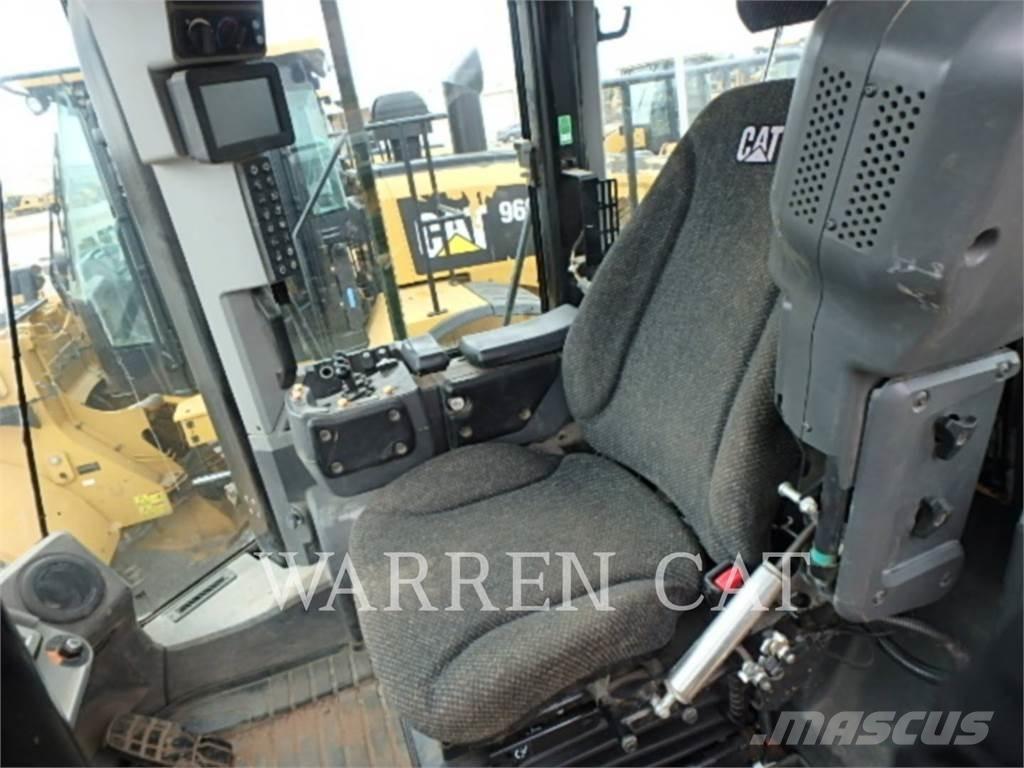 CAT 966M Kolesové nakladače