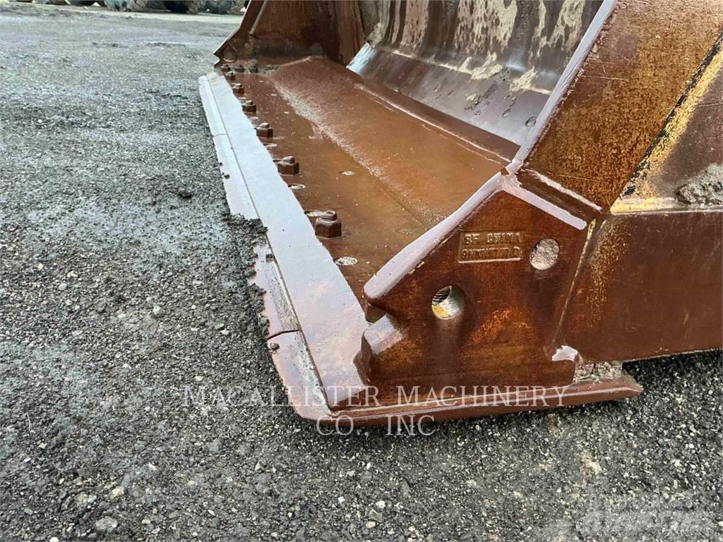 CAT 966M Kolesové nakladače