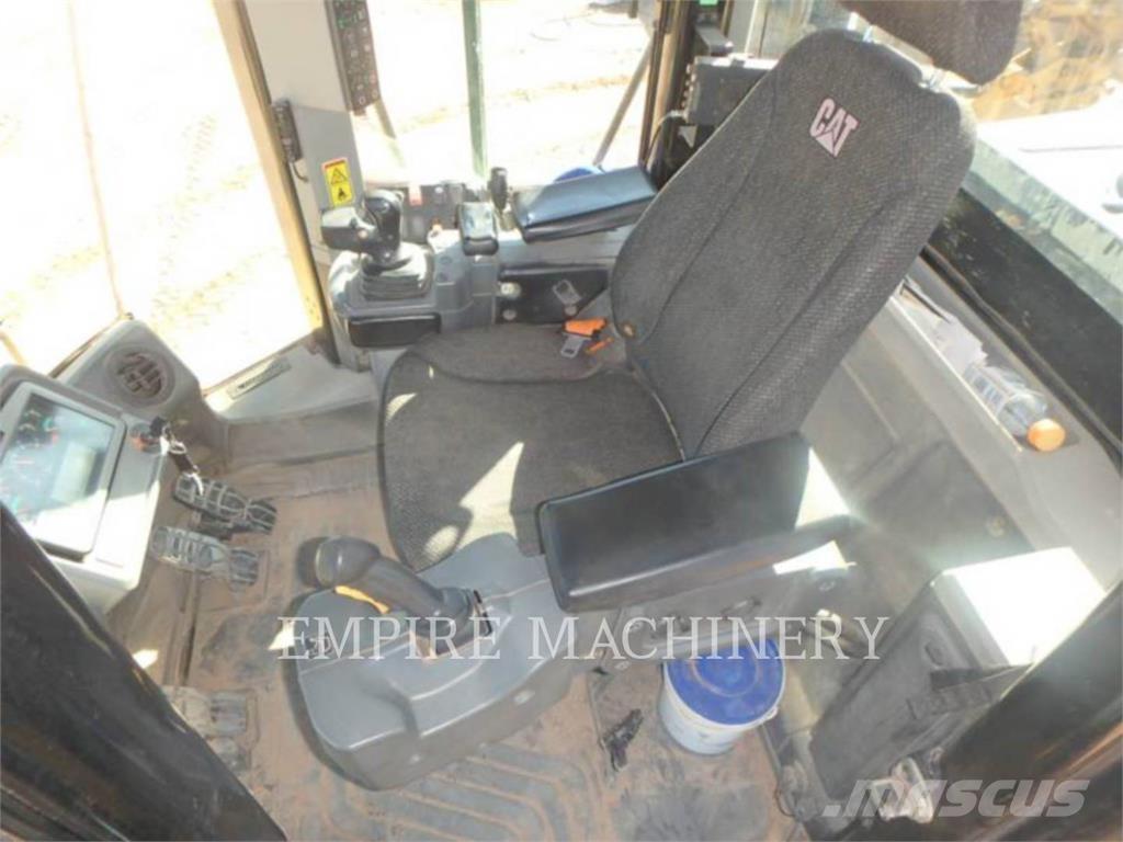 CAT 966M Kolesové nakladače