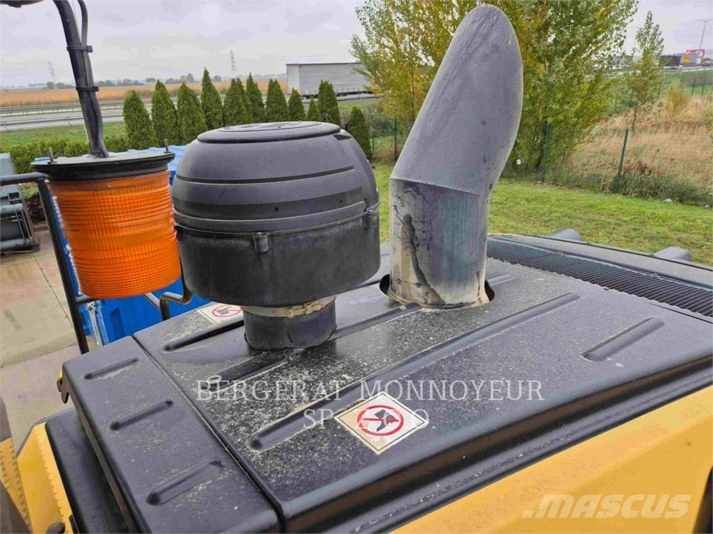 CAT 972 Kolesové nakladače