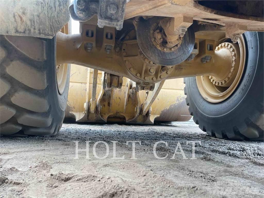 CAT 982M Kolesové nakladače