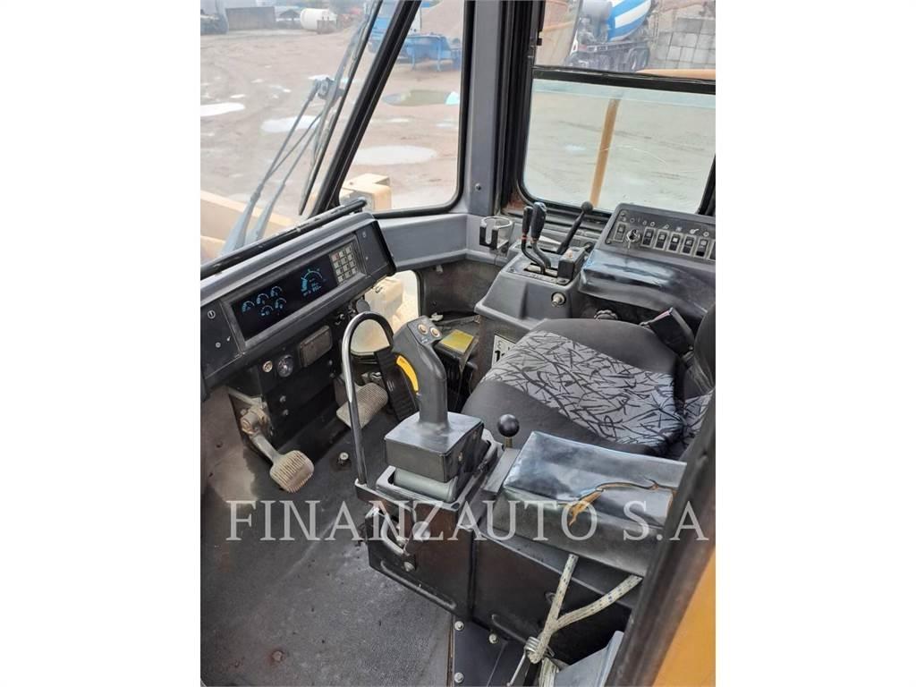 CAT 988F Kolesové nakladače
