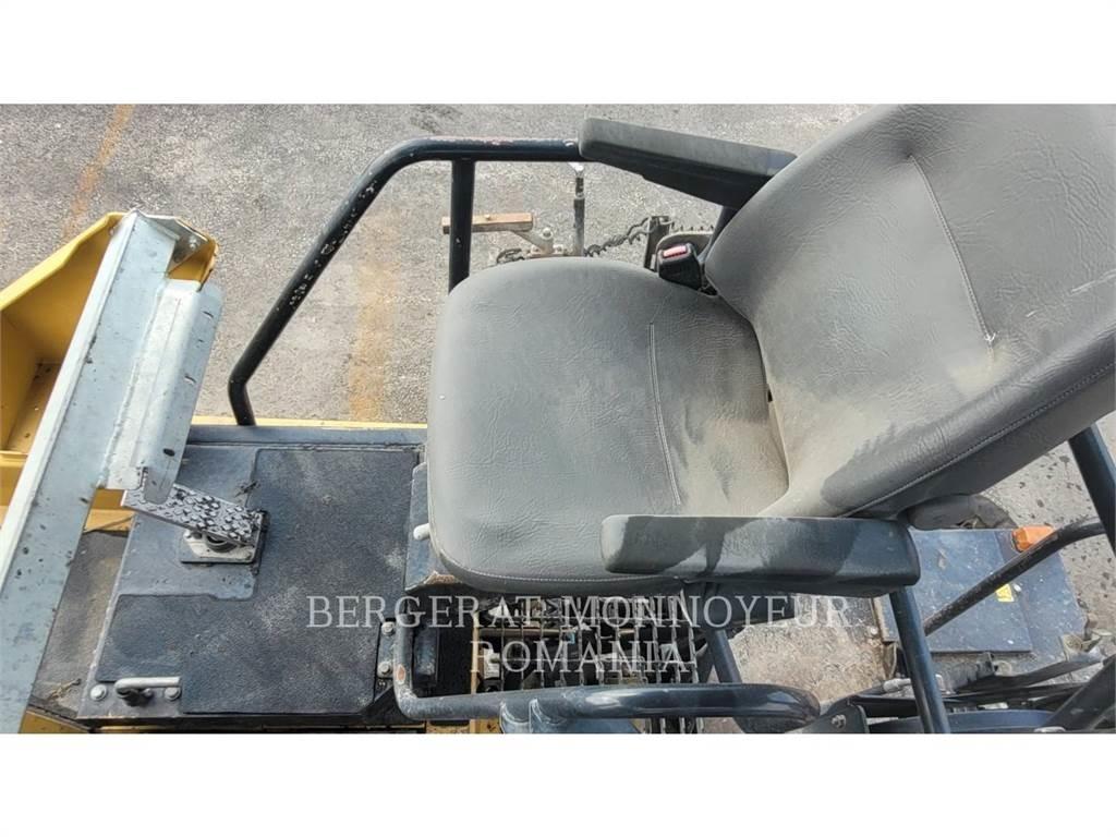 CAT AP-655D Finišéry