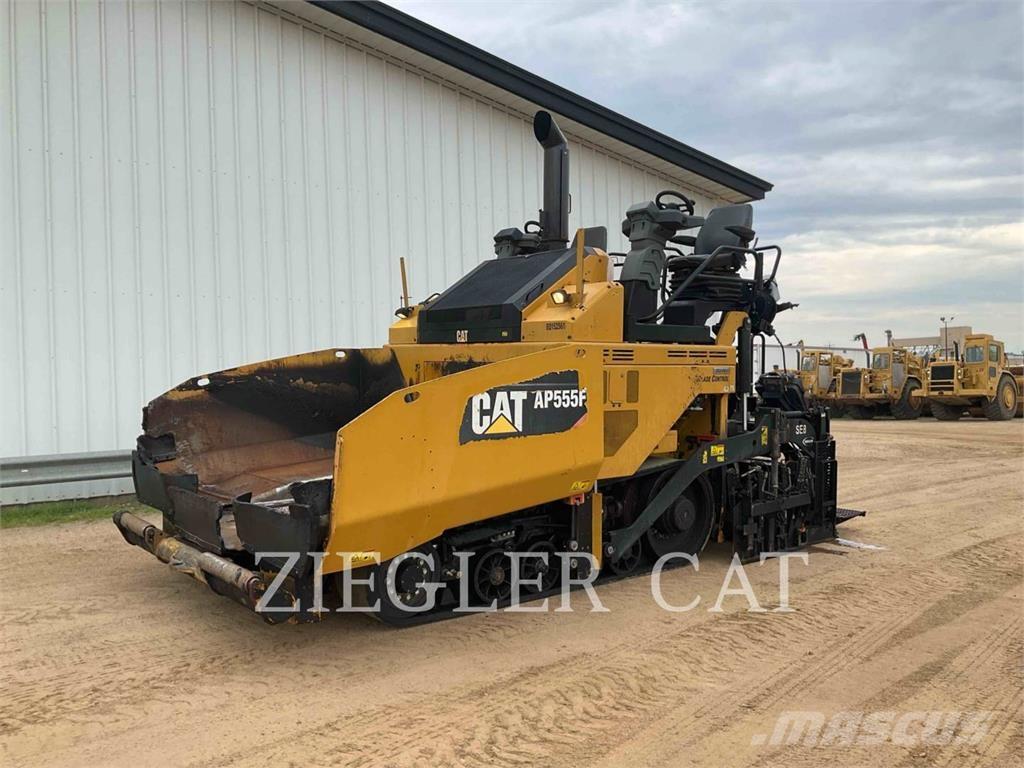 CAT AP555F Finišéry