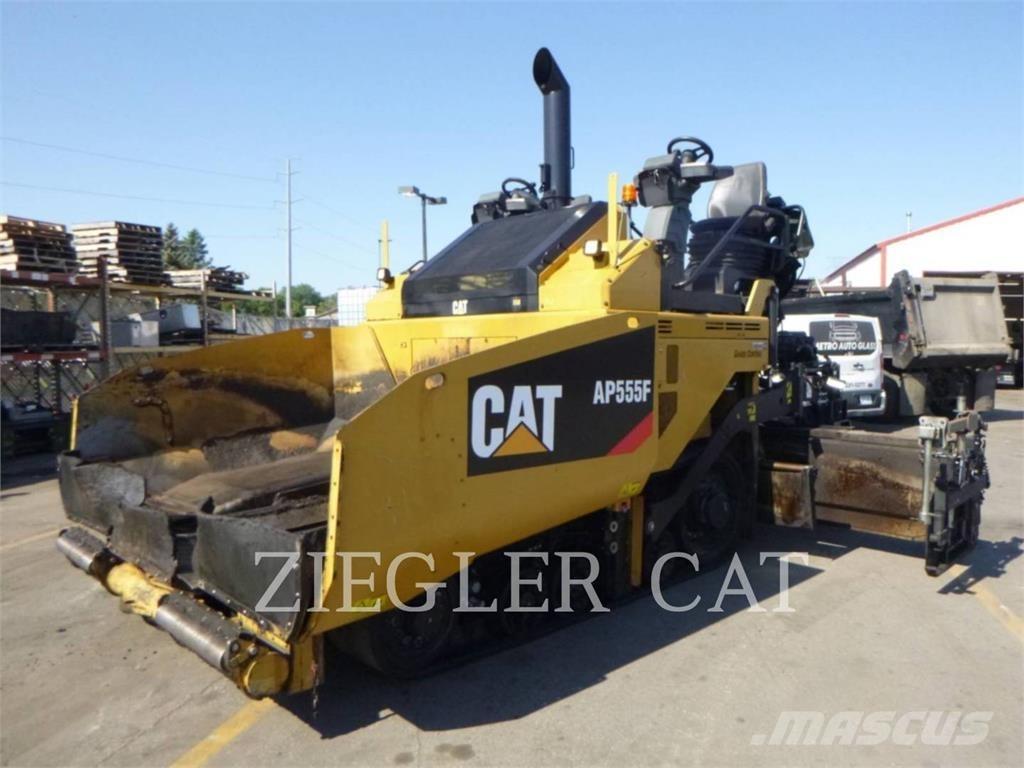 CAT AP555F Finišéry