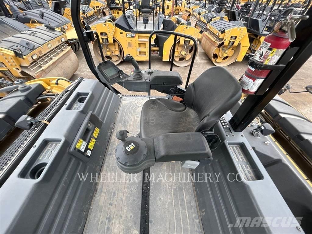 CAT CB15 CW VV Tandemové valce