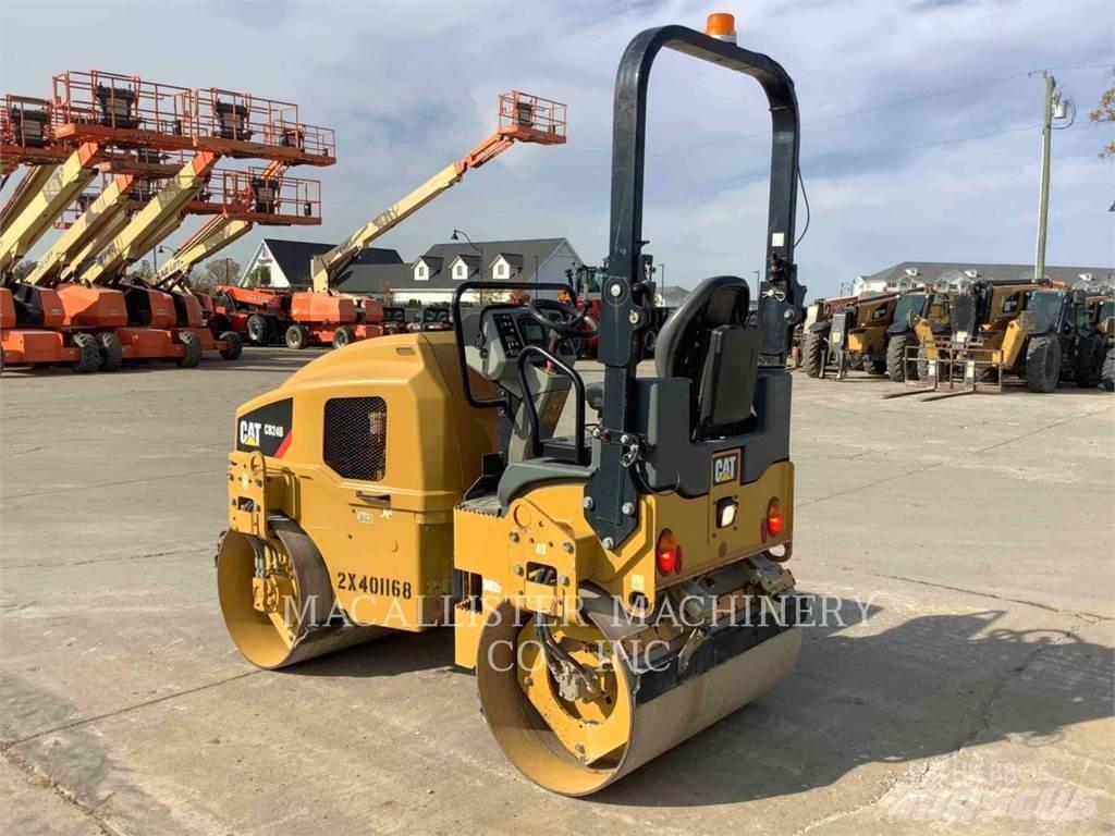 CAT CB24B Tandemové valce